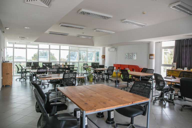 Which advantages does a coworking space offer?